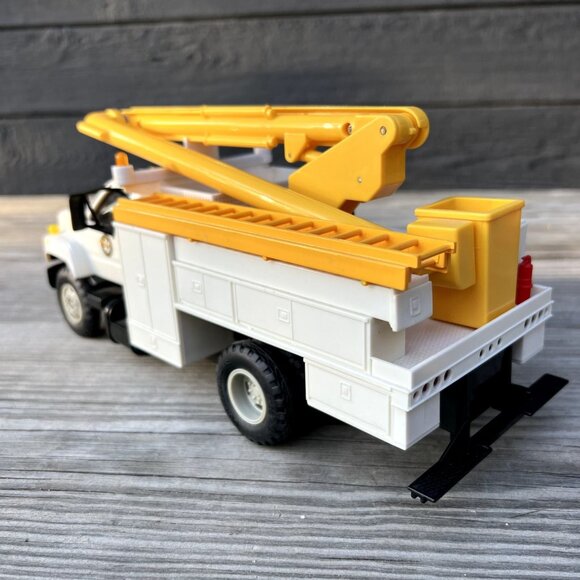 11" DG PRODUCTIONS -1995-1-1 Oregon Trail Electric Co-op Utility Bucket Truck - Picture 5 of 16